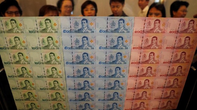 Bank Sentral Thailand mengumumkan uang kertas baru bergambar Raja Maha Vajiralongkorn, menggantikan mendiang ayahnya Raja Bhumibol Adulyadej, Kamis (8/3).
