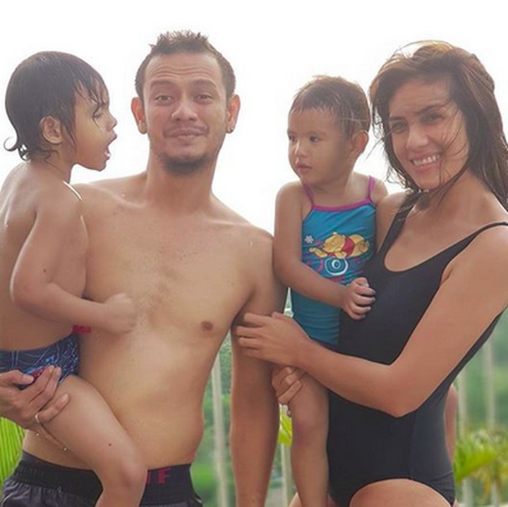 <p>Eno dan Nadila dikarunia 2 anak yaitu Gilian Gitara Ryanto (5) dan Nabuma Melodee (3). (Foto: Instagram/ @nadila_ernesta)  </p>