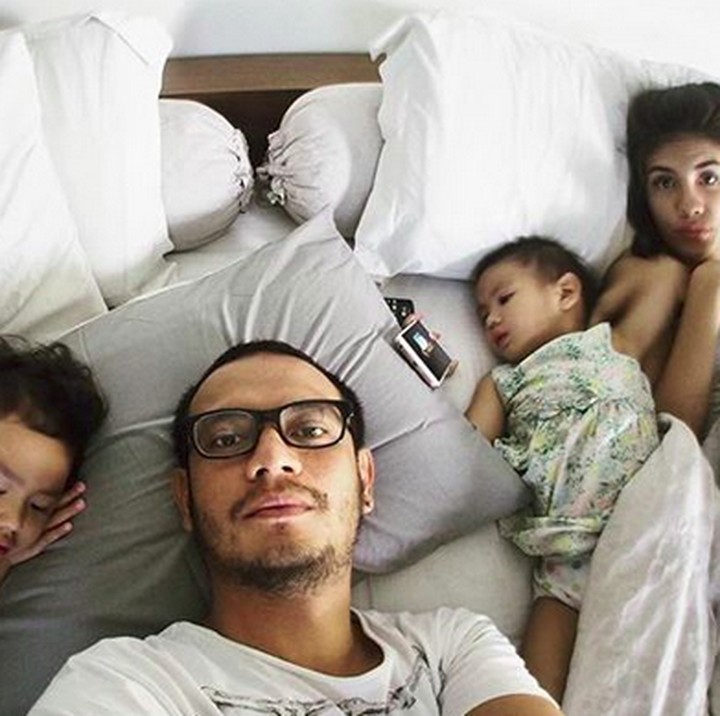 <p>Kasur pun bisa jadi tempat family time buat keluarga yang satu ini. (Foto: Instagram/ @eno_ntrl)</p>