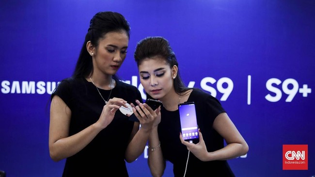 Samsung menuntut denda sebesar US$1,6 juta (sekitar Rp24,3 miliar) kepada brand ambassador asal Rusia yang kedapatan menggunakan iPhone.
