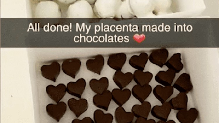 Ibu ini mengonsumsi plasenta si kecil dengan mengolahnya menjadi cokelat.