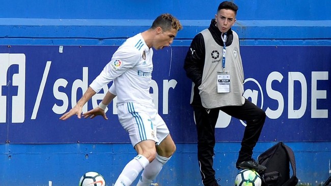 Real Madrid meraih kemenangan tipis 2-1 atas Eibar pada pertandingan Liga Spanyol di Stadion Municipal de Ipurua, Sabtu (10/3).