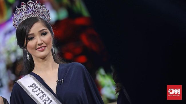 Sonia Fergina Citra yang mewakili Indonesia tampil mengenakan gaun Luminous Delima dalam tahapan preliminary Miss Universe 2018.