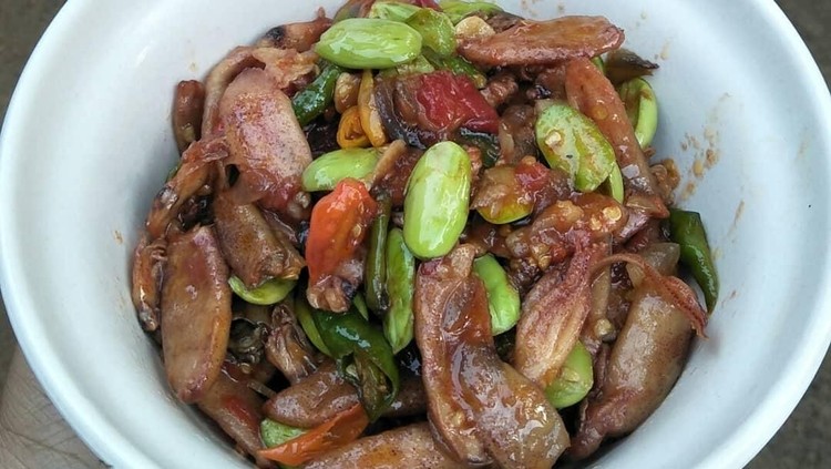 Resep praktis untuk makan siang hari ini, kita coba tumis cumi petai cabai hijau yuk. Pas banget ya, makanan pedas untuk menghangatkan tubuh di musim hujan.
