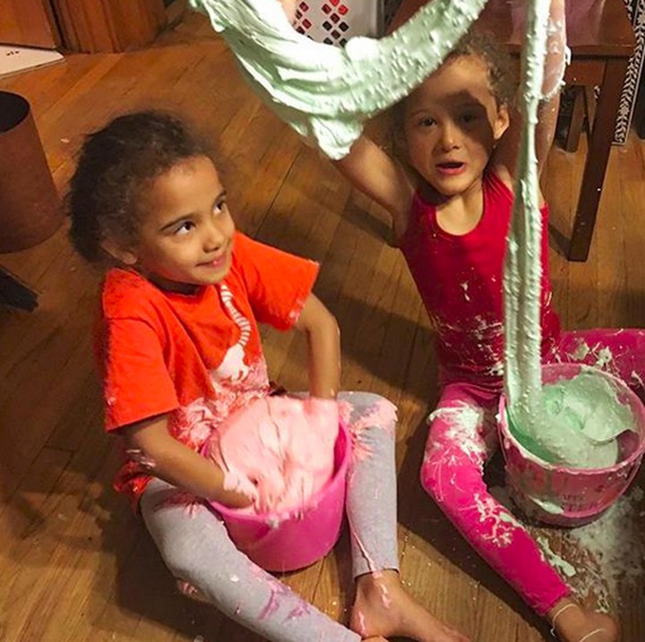 <p>Yang satu lagi ngaduk-ngaduk slime, yang satu slime-nya udah jadi ternyata. He-he-he. (Foto: Instagram/ @nikavaughan)<br /><br /></p>