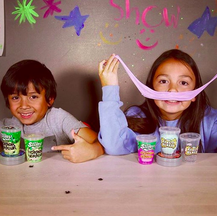 <p>Senang banget ya lihat dua bocah ini sumringah memainkan slime. (Foto: Instagram/ @theabbyandjaxshow)</p>