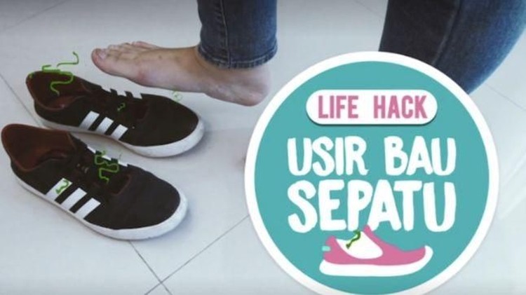 Duh, bau sepatu nggak sedap nih. Hmm gimana ya cara menghilangkan baunya?