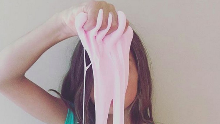 Bunda bisa lho mengajak si kecil bikin slime di rumah dengan bahan dan alat sederhana.