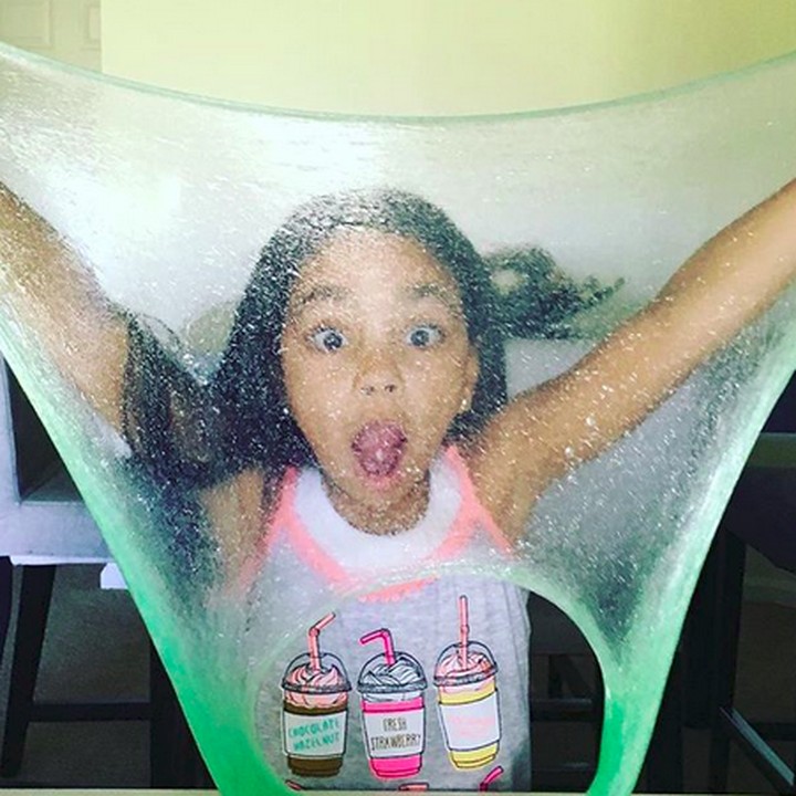 <p>Ekspresi takjub si gadis cilik saat memainkan slime yang tembus pandang. Lucu ya? (Foto: Instagram/ @mynameissamararose)</p>