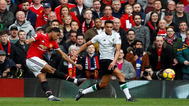 Manchester United unggul 2-0 atas Liverpool hingga akhir babak pertama pertandingan Liga Inggris di Stadion Old Trafford, Sabtu (10/3).