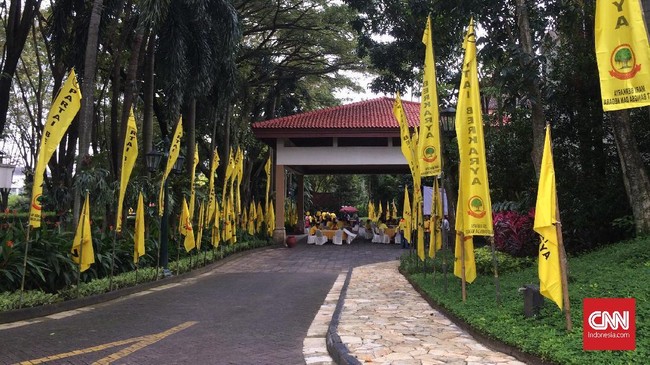 Ketua DPW Partai Berkarya Sumsel mengonfirmasi sosok caleg yang berkampanye dengan seragam Polri adalah kadernya. Pihaknya pun akan memberi teguran.