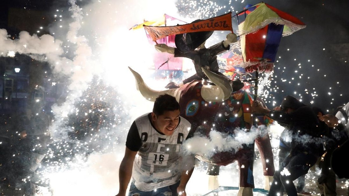 FOTO: Kilau Kembang Api di Festival Torito