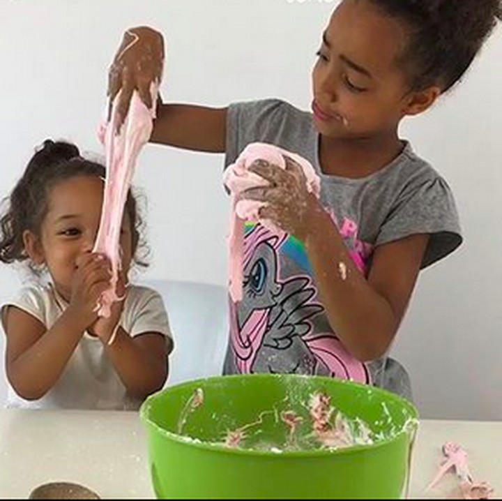 <p>Seru banget sih tiga bocah ini main slime. Ada yang mau ikutan? (Foto: Instagram/ @greengarillas)</p>
