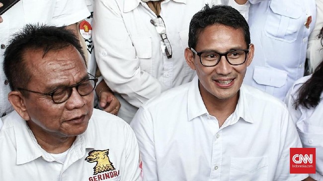 Wagub DKI Sandiaga Uno mengatakan pelarangan kaus #2019GantiPresiden berasal dari dirinya, namun berkelakar bahwa ia mengizinkan kaus #2019PrabowoPresiden.