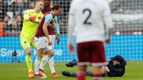 Noble Usir Penyusup Keluar Lapangan di West Ham vs Burnley