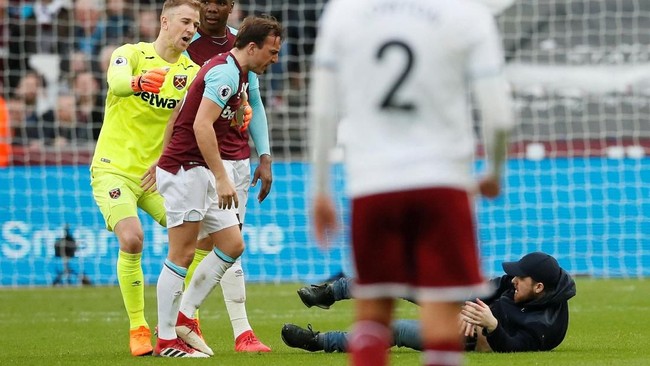 Duel West Ham lawan Burnley jadi mimpi buruk bagi 'The Hammers'. Selain kalah, laga juga diwarnai oleh kerusuhan suporter.