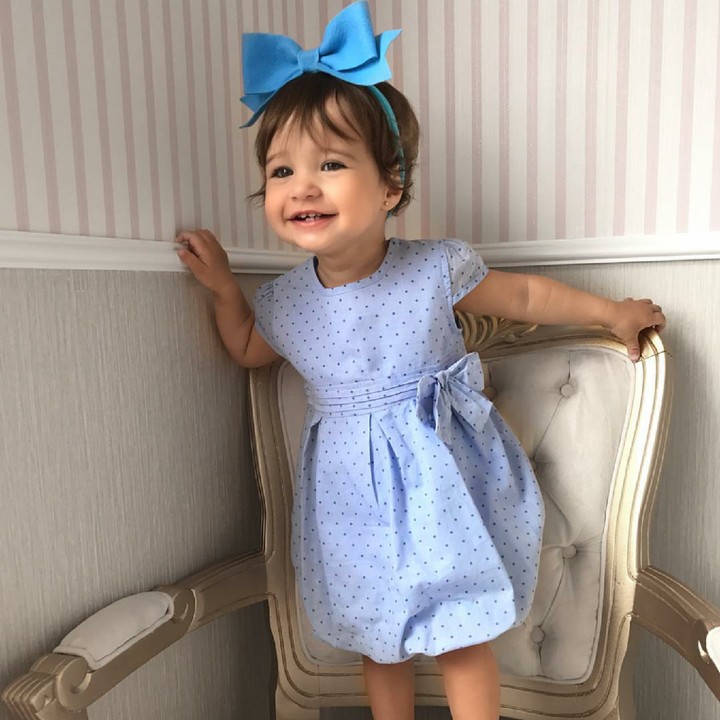 <p>Gadis berpita biru yang sangat lucu. (Foto: Instagram @vida_da_alice)</p>