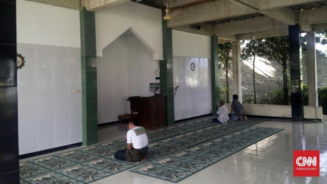 BIN juga menyoroti degradasi ideologi saat ini. Berdasarkan hasil riset, sebanyak 75,98 persen guru agama setuju pemerintah harus memberlakukan syariat Islam.