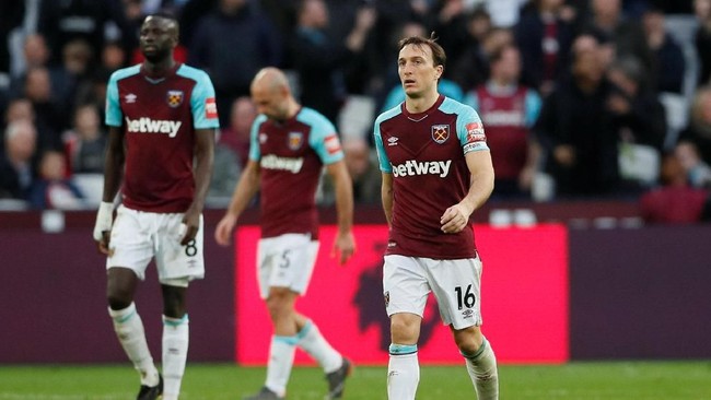 FOTO: Suporter Serbu Lapangan di West Ham vs Burnley