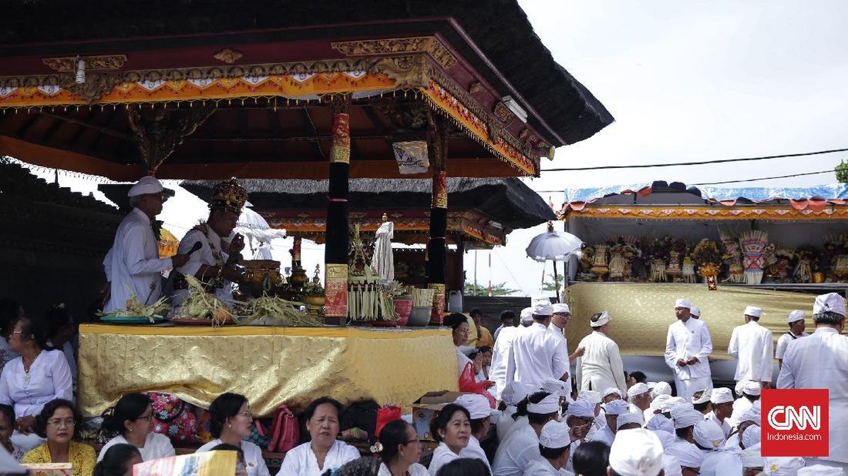 FOTO: Menyuci Diri Sambut Nyepi dengan Melasti