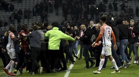 Ratusan Suporter Masuk ke Lapangan di Lille vs Montpellier