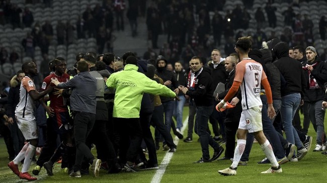 Ratusan suporter Lille OSC masuk ke dalam lapangan usai tim kesayangannya hanya bermain imbang 1-1 dengan Montpellier.