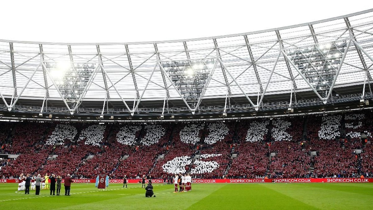 FOTO: Suporter Serbu Lapangan di West Ham vs Burnley