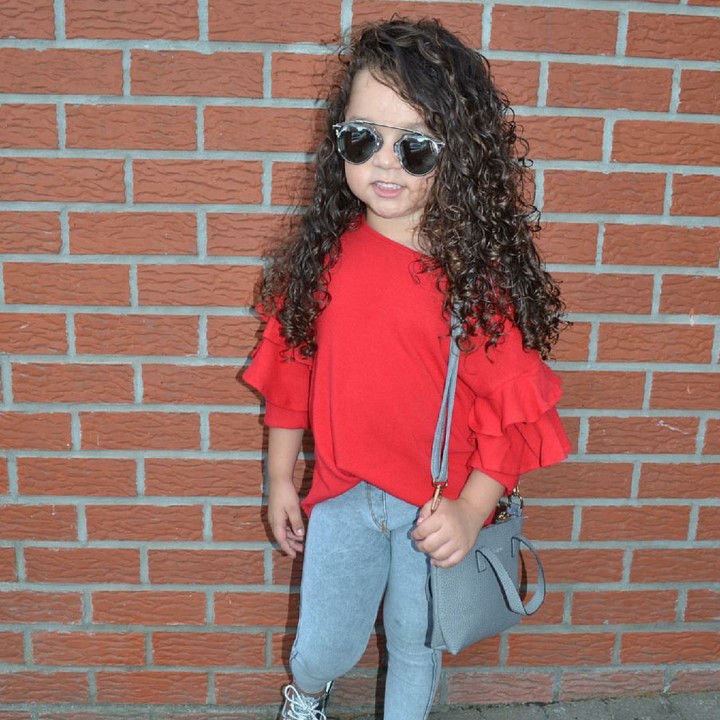 <p>Makin kece dengan kacamata hitamnya. (Foto: Instagram @inaya_jheyden_style)</p>