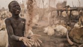 FOTO: Ikatan Suku Sudan Selatan dan Ternak Kala Kekeringan Ketika musim kering, para gembala dari suku Dinka di Sudan Selatan menggiring ternak ke pinggir Sungai Nil. Dengan sekuat raga mereka menjaga ternak tersebut.