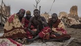 FOTO: Ikatan Suku Sudan Selatan dan Ternak Kala Kekeringan Ketika musim kering, para gembala dari suku Dinka di Sudan Selatan menggiring ternak ke pinggir Sungai Nil. Dengan sekuat raga mereka menjaga ternak tersebut.