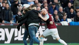 FOTO: Suporter Serbu Lapangan di West Ham vs Burnley