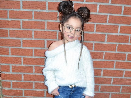 Inaya, si Gadis Kecil yang Pintar Bergaya