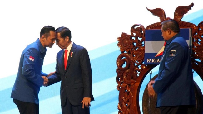 Pada Selasa pagi ini Presiden Jokowi memberikan sinyal berupa anggukan saat ditanya kemungkinan Partai Demokrat masuk dalam kabinet.