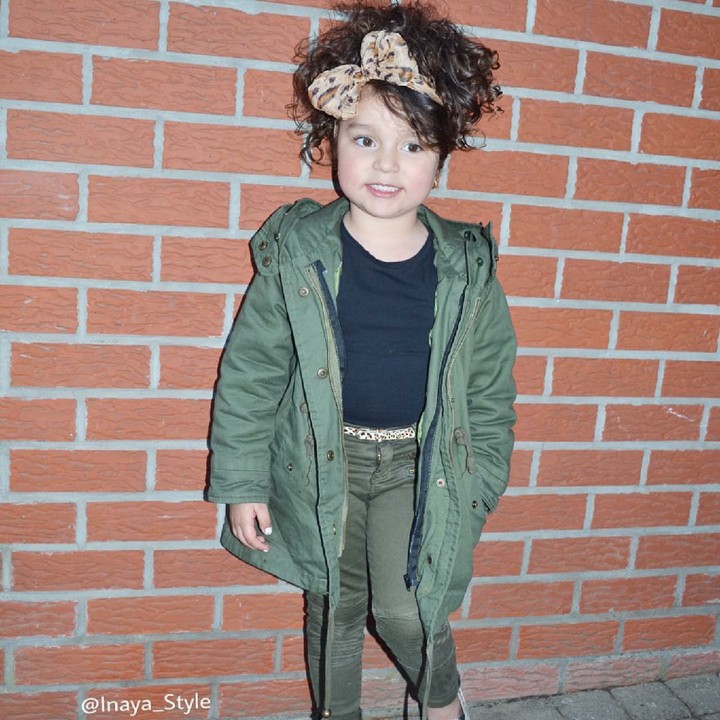 <p>Rambut keritingnya diberi pita, Inaya makin mempesona. (Foto: Instagram @inaya_jheyden_style)</p>