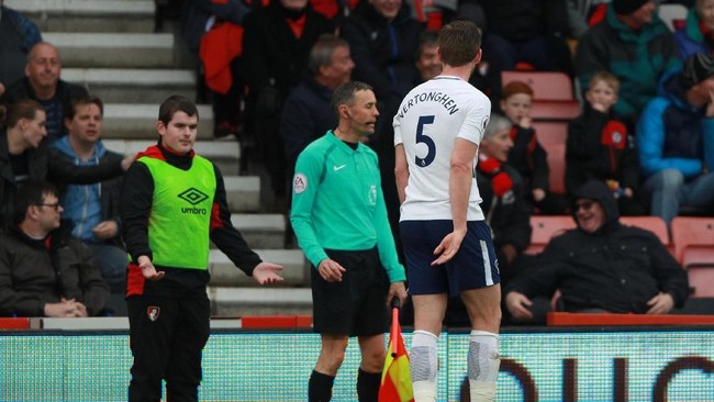 Seorang anak gawang Bournemouth terlibat insiden dengan bek Tottenham Hotspur Jan Vertonghen dalam pekan ke-30 di Liga Primer Inggris.