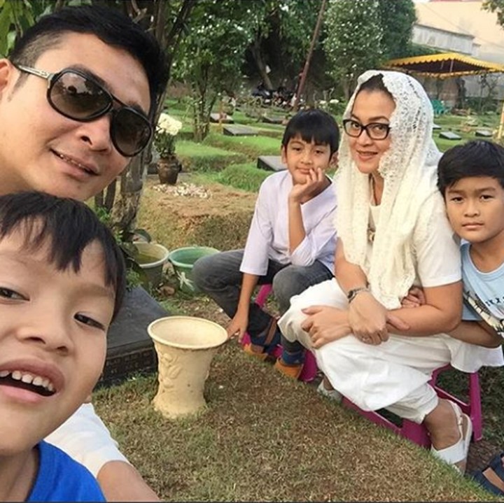 <p>Irgi dan Fenny menikah 2005 silam setelah berpacaran cukup lama, 7 tahun. Semoga kompak dan harmonis selalu. (Foto: Instagram @fahrezirgi)</p>
