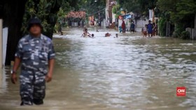 VIDEO: Banjir Cirebon, Warga Mengungsi ke Jalanan
