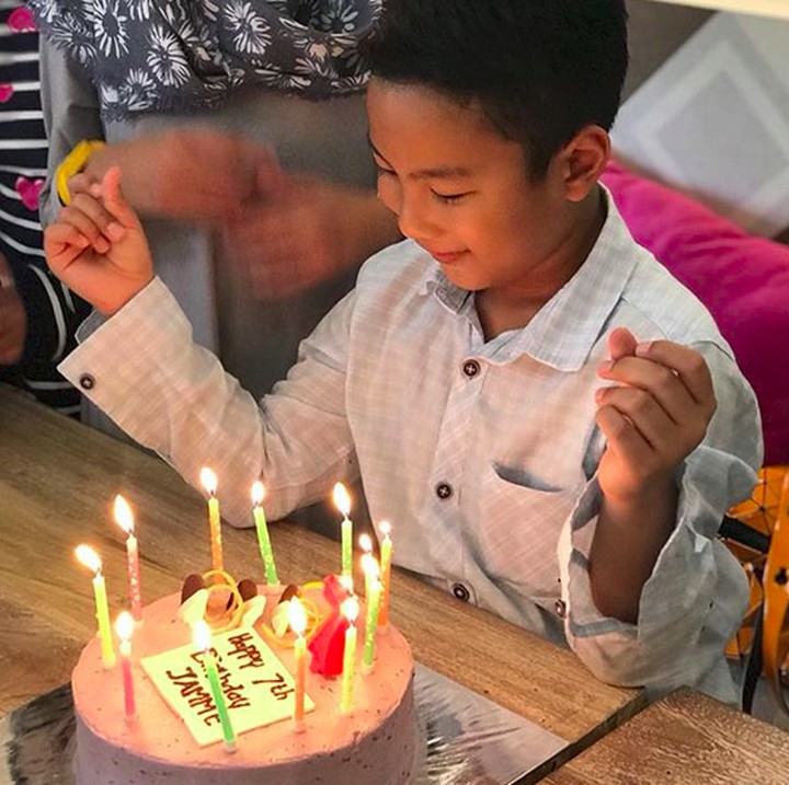 <p>Tahun ini, si sulung bernama lengkap Jamaika Fosteriano Febrian ini genap berumur 7 tahun. (Foto: Instagram/ @sabriakono)</p>