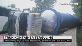 Truk Kontainer Terguling