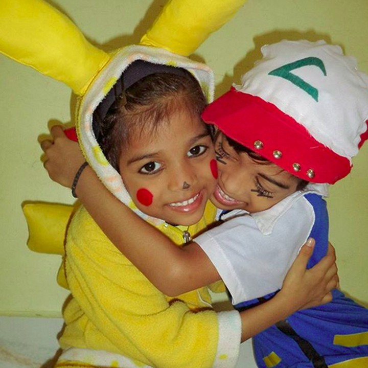 <p>Senangnya ketika Ash ketemu Pikachu. (Foto: Instagram/@twin_girls_pari_rucha)  </p>