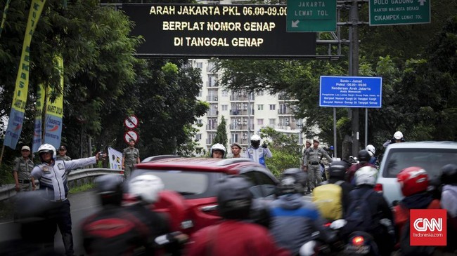 Kepala Korps Lalu Lintas, Irjen Pol Royke Lumowa mengklaim penerapan sistem ganjil-genap mengurangi kepadatan di tol Jakarta-Cikampek sampai 20 persen.