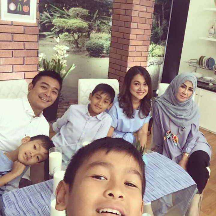 <p>Saat jadi bintang tamu di suatu program televisi. Jangan lupa foto bareng dulu ya buat kenang-kenangan. (Foto: Instagram @fennyfahrezi)</p>