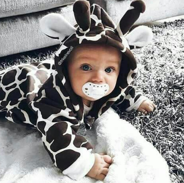 <p>Jerapahnya lagi asyik ngempeng nih. (Foto: Instagram/via inspiradposts)</p>