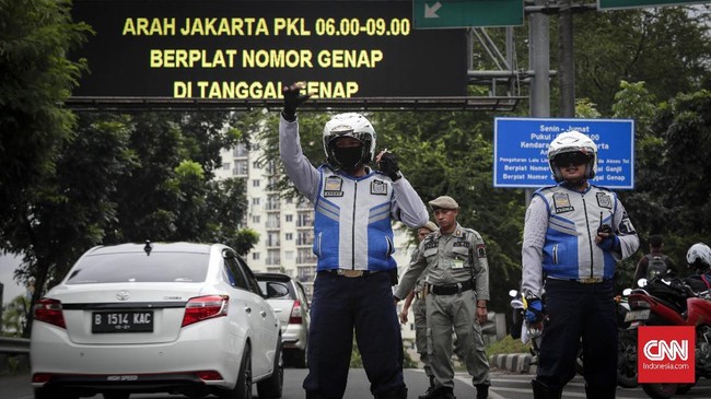Imbas dari pembatasan kendaraan masuk pintu tol Bekasi Barat dan Timur, jalur alternatif menuju Jakarta semakin padat. Warga mengeluh minimnya sosialisasi