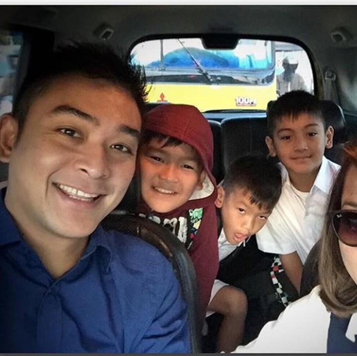 <p>Saat Pak Irgi dan Bu Fenny mengantar ketiga buah hatinya ke sekolah. (Foto: Instagram @fahrezirgi)</p>