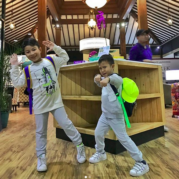<p>Ini waktu Jamee dan Kalee di Yogya. Tuh, tingkah mereka ada-ada aja kan? (Foto: Instagram/ @sabriakono)</p>