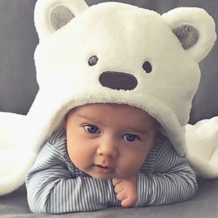 <p>Unicorn-nya lagi sibuk sama remote televisi tuh. He-he. (Foto: Instagram/via inspiradposts)</p>