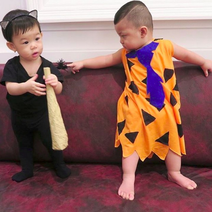 <p>Ceritanya Flinstone lagi main sama Cat Woman nih. Yang rukun ya! Hi-hi-hi. (Foto: Instagram/@joelynn.fw)  </p>