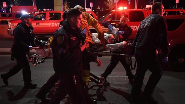 Setidaknya dua orang tewas setelah sebuah helikopter jatuh ke East River, New York, pada Minggu (11/3). Tim penyelamat langsung dikerahkan ke lokasi kejadian.