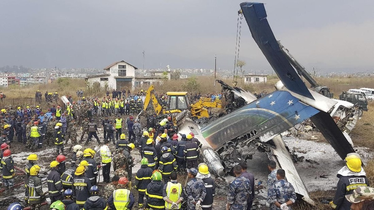 FOTO: Puing Pesawat Nahas yang Jatuh di Nepal